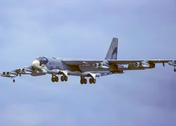B-52B derribado por un F-100 Super Sabre de la USAF