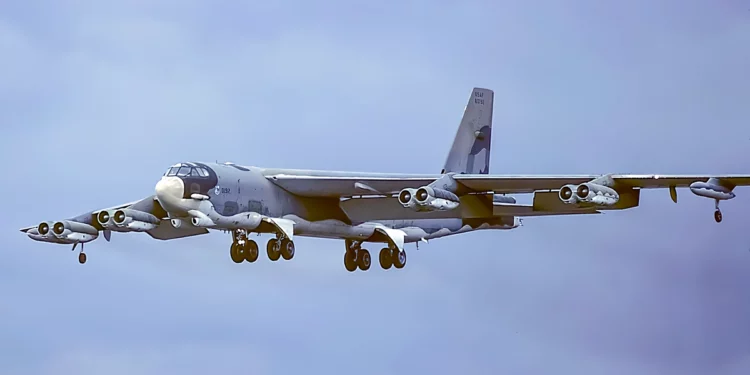 B-52B derribado por un F-100 Super Sabre de la USAF