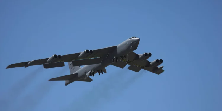 Bombardero B-52H de la USAF vuela cerca de Odesa en Ucrania