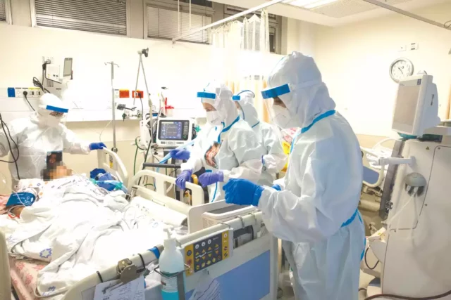 Israel registra un aumento del 30% en los casos diarios de COVID