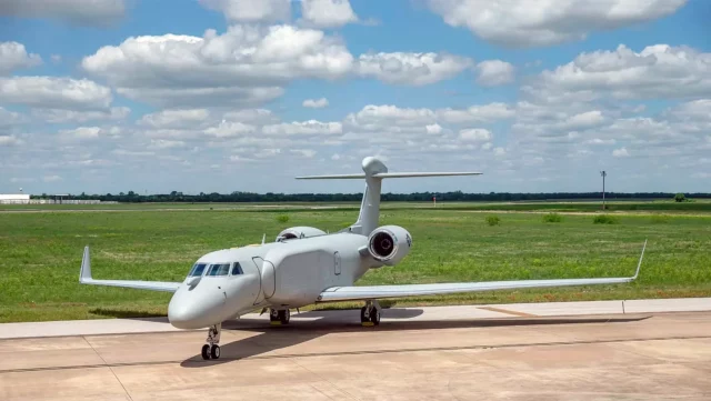 Primer avión EC-37B Compass Call a la Fuerza Aérea de EE. UU.