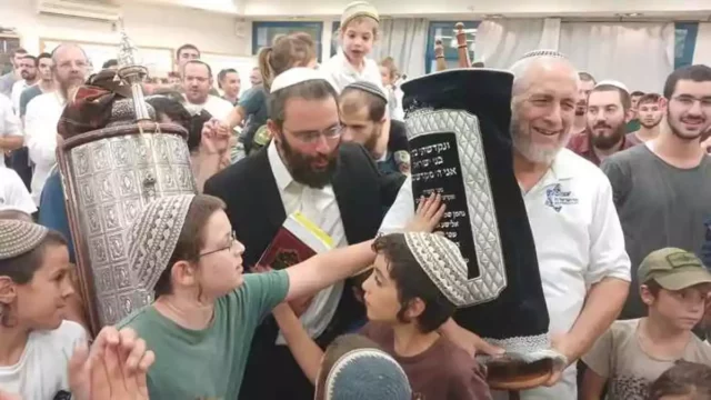 Rollo de la Torá dedicado a víctimas del ataque islamista en Eli
