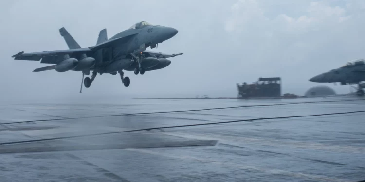 F/A-18 casi atropella al Camisa Amarilla en el USS Ronald Reagan