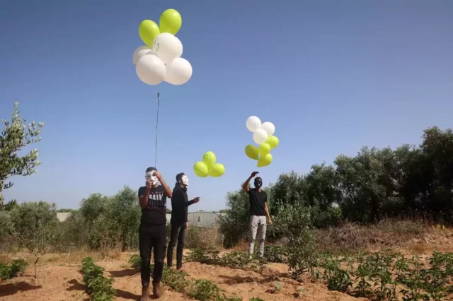 Globos incendiarios provocan fuego cerca de la frontera con Gaza