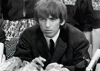Subastan recuerdos de los Beatles: tarjeta “hitleriana” de Harrison