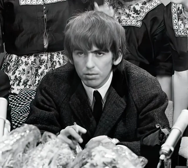 Subastan recuerdos de los Beatles: tarjeta “hitleriana” de Harrison