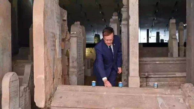 Presidente Herzog visita la tumba del Chatam Sofer en Eslovaquia