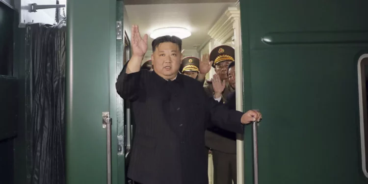 Esta fotografía proporcionada por el gobierno de Corea del Norte el 10 de septiembre de 2023 muestra al líder norcoreano Kim Jong Un saludando desde un tren en Pyongyang mientras parte hacia Rusia. (Agencia Central de Noticias de Corea/Servicio de Noticias de Corea vía AP)