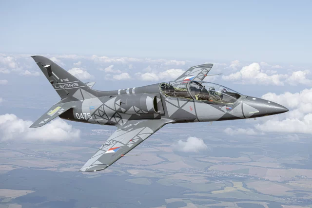 Comandante Eslovaco visitó la producción del avión L-39NG