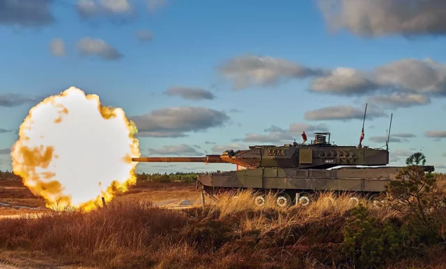 El tanque Leopard 2A7+ dispara proyectil DM63 a 4,000 metros
