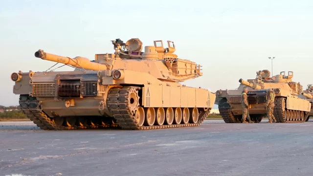 Blindados australianos en camino a Ucrania: tanques Abrams avistados en Polonia