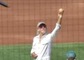 Matisyahu lanza bola de matzá en partido de los Mets