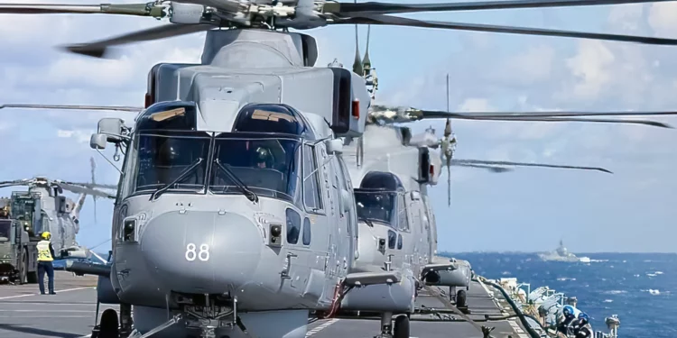 La Royal Navy despliega helicóptero Merlin AEW en portaaviones
