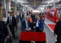 Netanyahu visita fábrica de Tesla y conduce Cybertruck con Musk