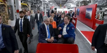 Netanyahu visita fábrica de Tesla y conduce Cybertruck con Musk