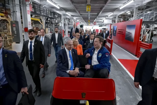 Netanyahu visita fábrica de Tesla y conduce Cybertruck con Musk