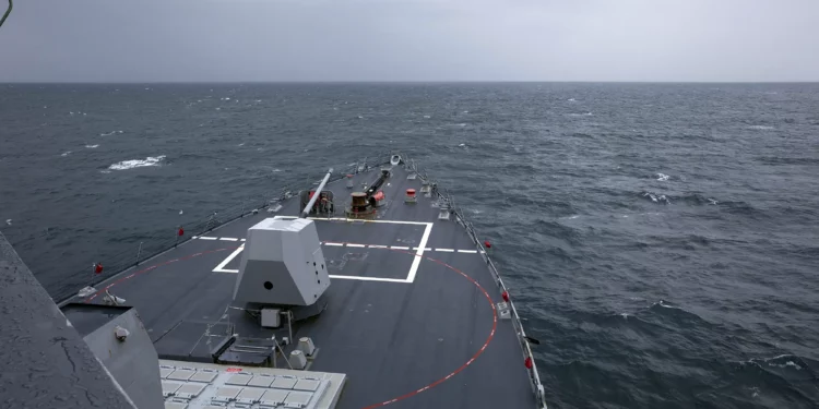 Destructor Ralph Johnson y fragata HMCS Ottawa navegan estrecho de Taiwán
