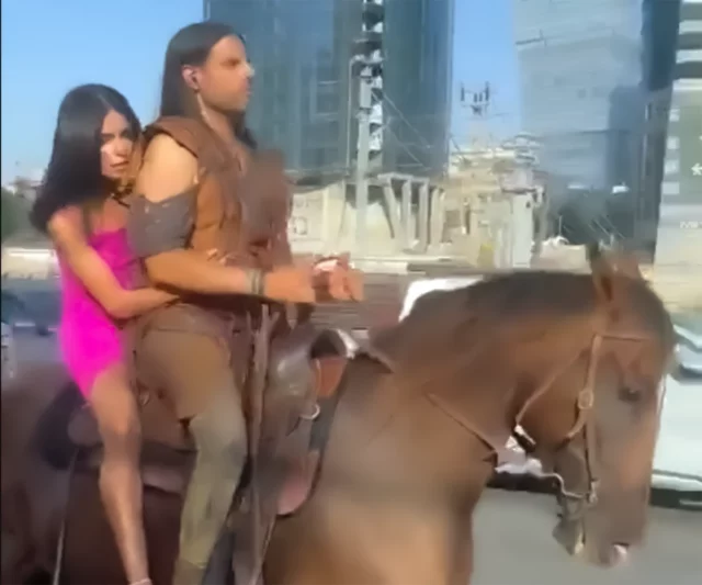 Figuras televisivas a caballo en autopista de Tel Aviv