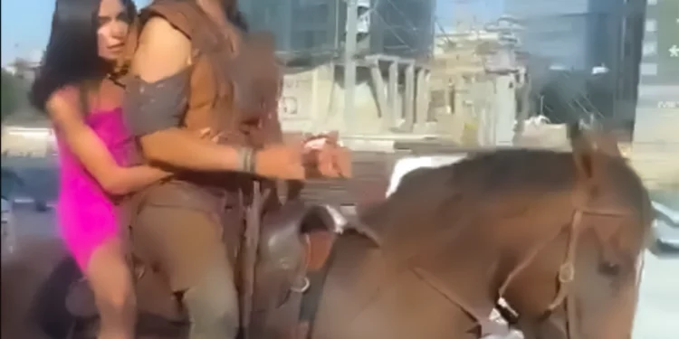Figuras televisivas a caballo en autopista de Tel Aviv