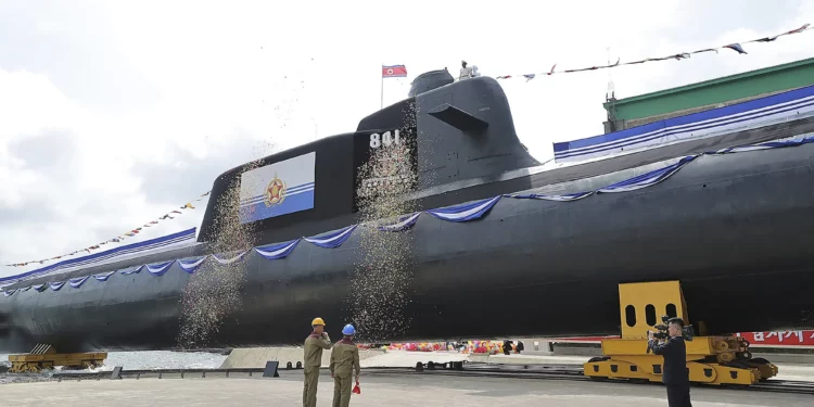 Corea del Norte presenta submarino nuclear “Hero Kim Kun Ok”