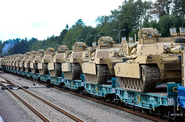 Comunistas griegos detienen los tanques Abrams estadounidenses