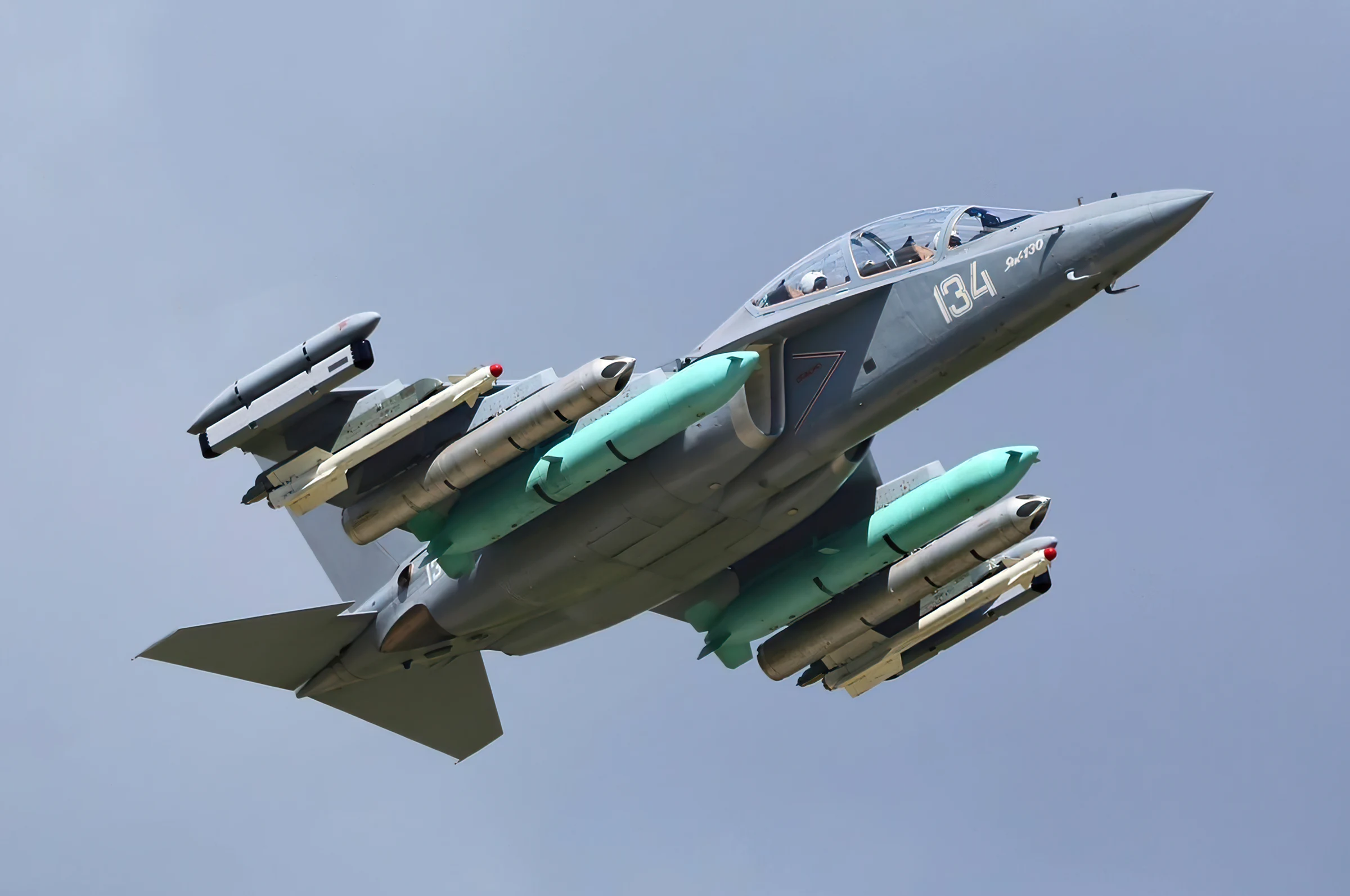 Rusia refuerza la aeronáutica de Irán con el Yak-130 “Mitten”