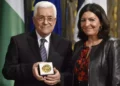 París despoja a Abbas de condecoración por su antisemitismo