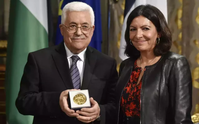 París despoja a Abbas de condecoración por su antisemitismo