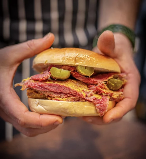 Resurgimiento del kashrut en Dublín: El éxito de Deli 613