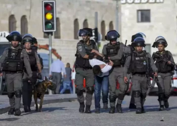 Árabes lanzan botellas a policías y autobuses cerca de Jerusalén