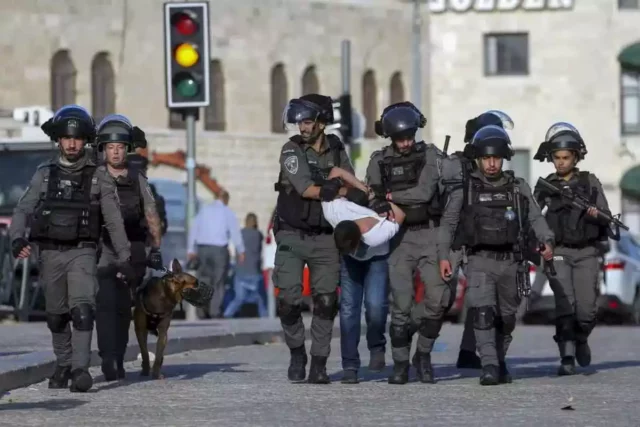 Árabes lanzan botellas a policías y autobuses cerca de Jerusalén