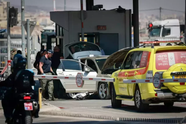 Terrorista embiste puesto de control cerca de Jerusalén