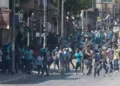 Infiltrado eritreo empuña arma durante disturbios en Tel Aviv
