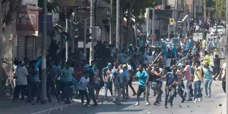 Infiltrado eritreo empuña arma durante disturbios en Tel Aviv