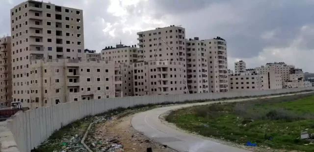 Árabes incendian escuela israelí en Jerusalén