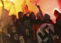Arrestan 3 hombres por colgar pancartas antisemitas en Florida