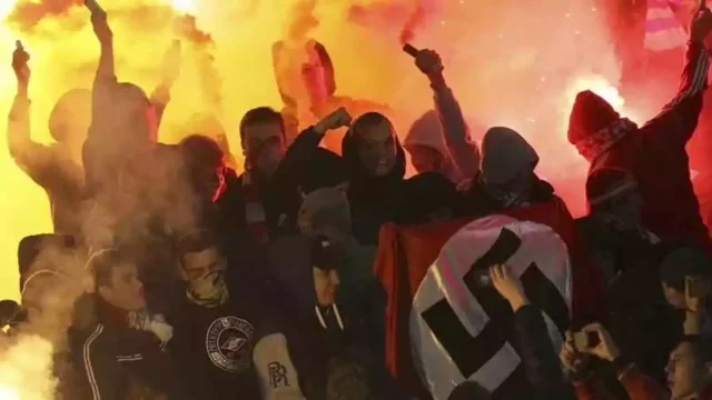 Arrestan 3 hombres por colgar pancartas antisemitas en Florida