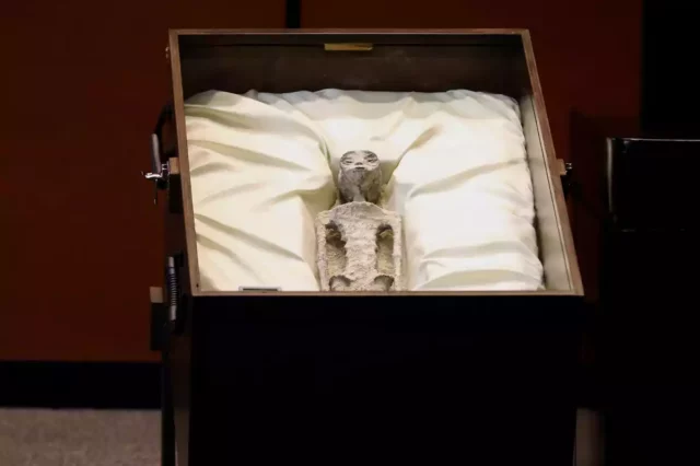 Congreso mexicano exhibe supuestos “cuerpos extraterrestres”
