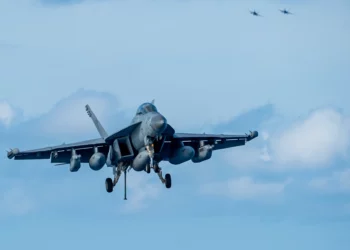 F/A-18 Super Hornets y un EA-18G Growler operando desde el USS Ronald Reagan en el mar de China Meridional.