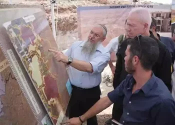Yoav Gallant visita ciudad árabe ilegal en Gush Etzion