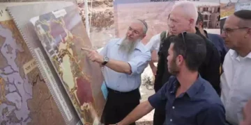Yoav Gallant visita ciudad árabe ilegal en Gush Etzion