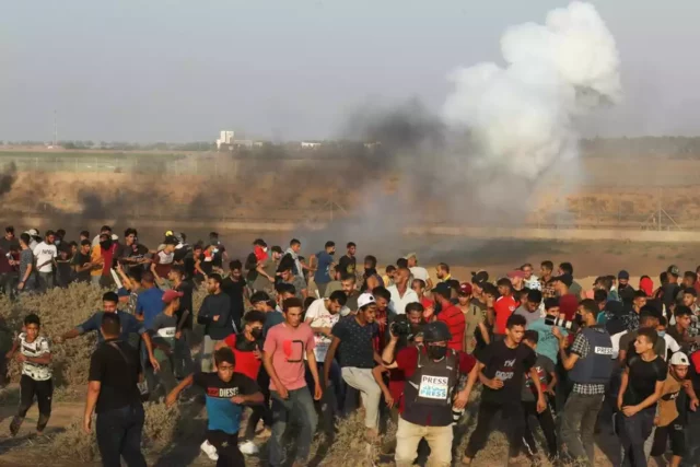 Alborotadores de Gaza prendieron fuego a un puesto de las FDI