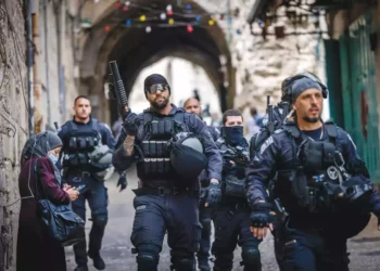 Guardias armados custodian las sinagogas de Jerusalén