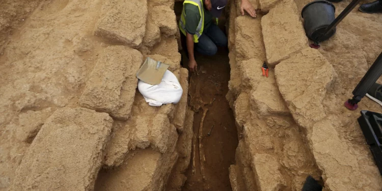 Arqueólogos descubren cementerio más grande jamás encontrado en Gaza