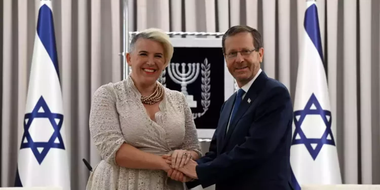 Herzog recibe credenciales de 7 nuevos embajadores en Israel