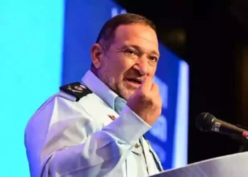 Oficial retirado presenta demanda contra comisario israelí