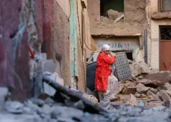 Bebé con cordón umbilical hallado entre escombros en Marruecos