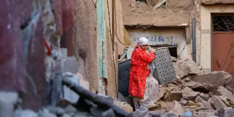 Bebé con cordón umbilical hallado entre escombros en Marruecos
