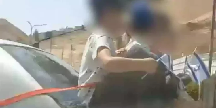 Arrestan conductor por atar niños al baúl del coche en Jerusalén