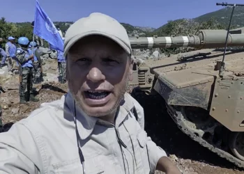 Periodista de Hezbolá se graba cerca a un tanque de Israel
